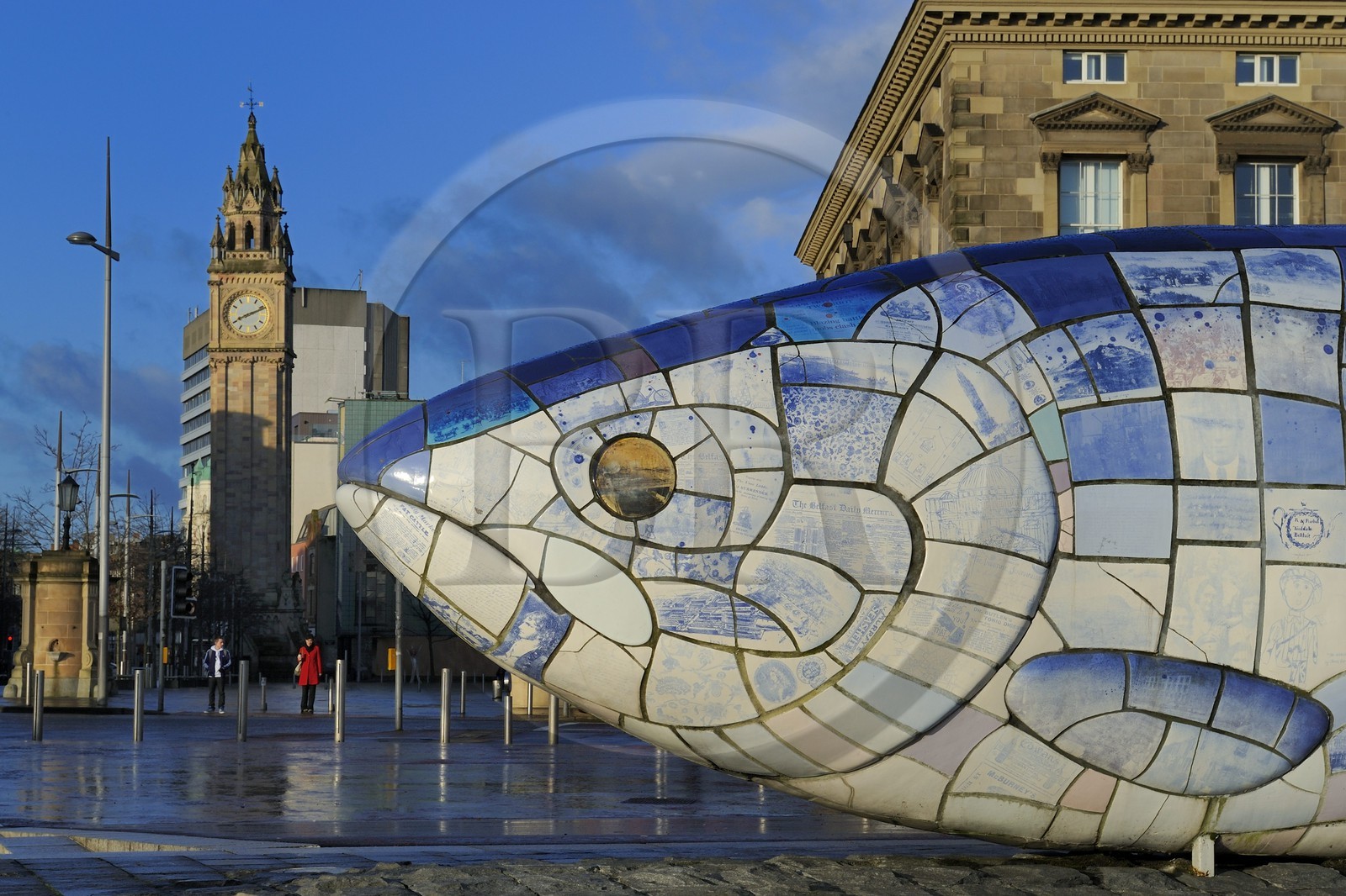 Royaume-Uni, Irlande du Nord, Belfast, le waterfront  au bord de la rivière Lagan, le The Big Fish de John Kindness sur Donegall Quay et la Clock Tower (la tour de l'Horloge)