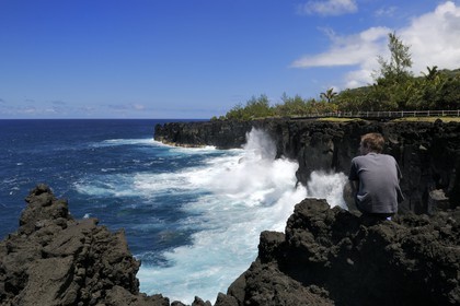 France, Ile de la Reunion, côte sud, Saint-Philippe, le Cap Méchant est situé le long d'une côte déchiquetée de roche volcanique frappée par la houle et typique de la région appelée Sud sauvage