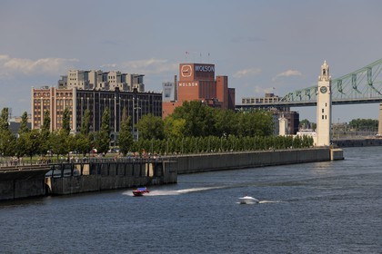 Canada, province de Québec, Montréal, quartier du Vieux-Montréal, le Vieux-Port, la tour de l'Horloge, la brasserie Molson et le pont Jacques-Cartier