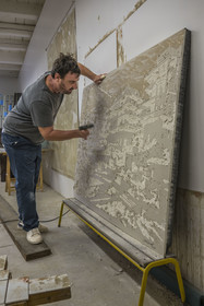 France, Hérault (34), Sète, l'artiste plasticien Jean Denant dans son atelier
