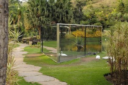 Brésil, Etat du Minas Gerais, région de Belo Horizonte, Brumadinho, centre d'art contemporain Inhotim, Bisected Triangle Interior Curve (2002) de Dan Graham