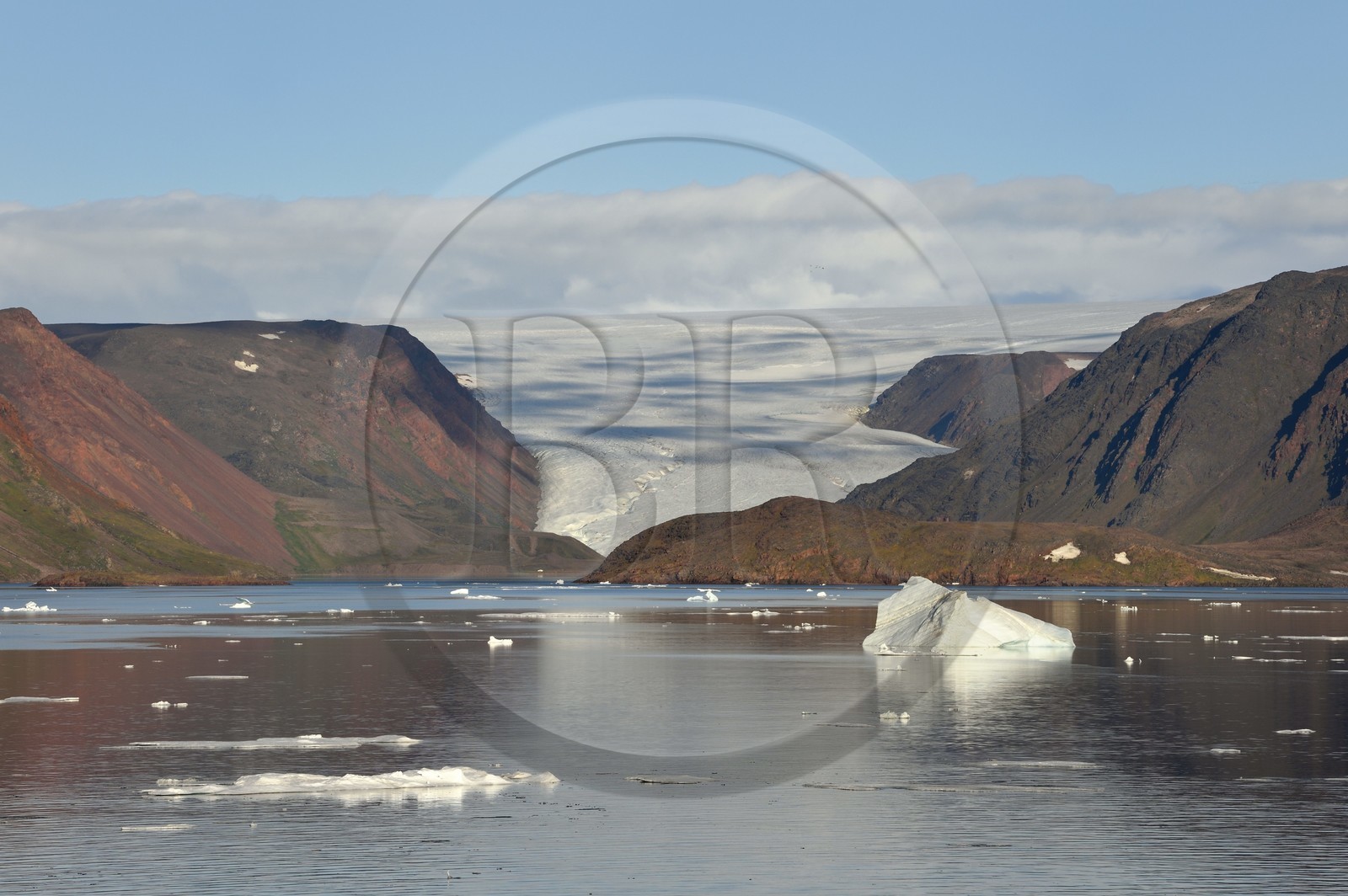 Groenland, cote Nord-Ouest, Smith sound au nord de la baie de Baffin, Inglefield Land, site de Etah dans le Foulke fjord, campement inuit aujourd'hui abandonné qui servit de base à plusieurs expéditions polaires, glacier Brother John et la calotte glaciaire en arrière plan