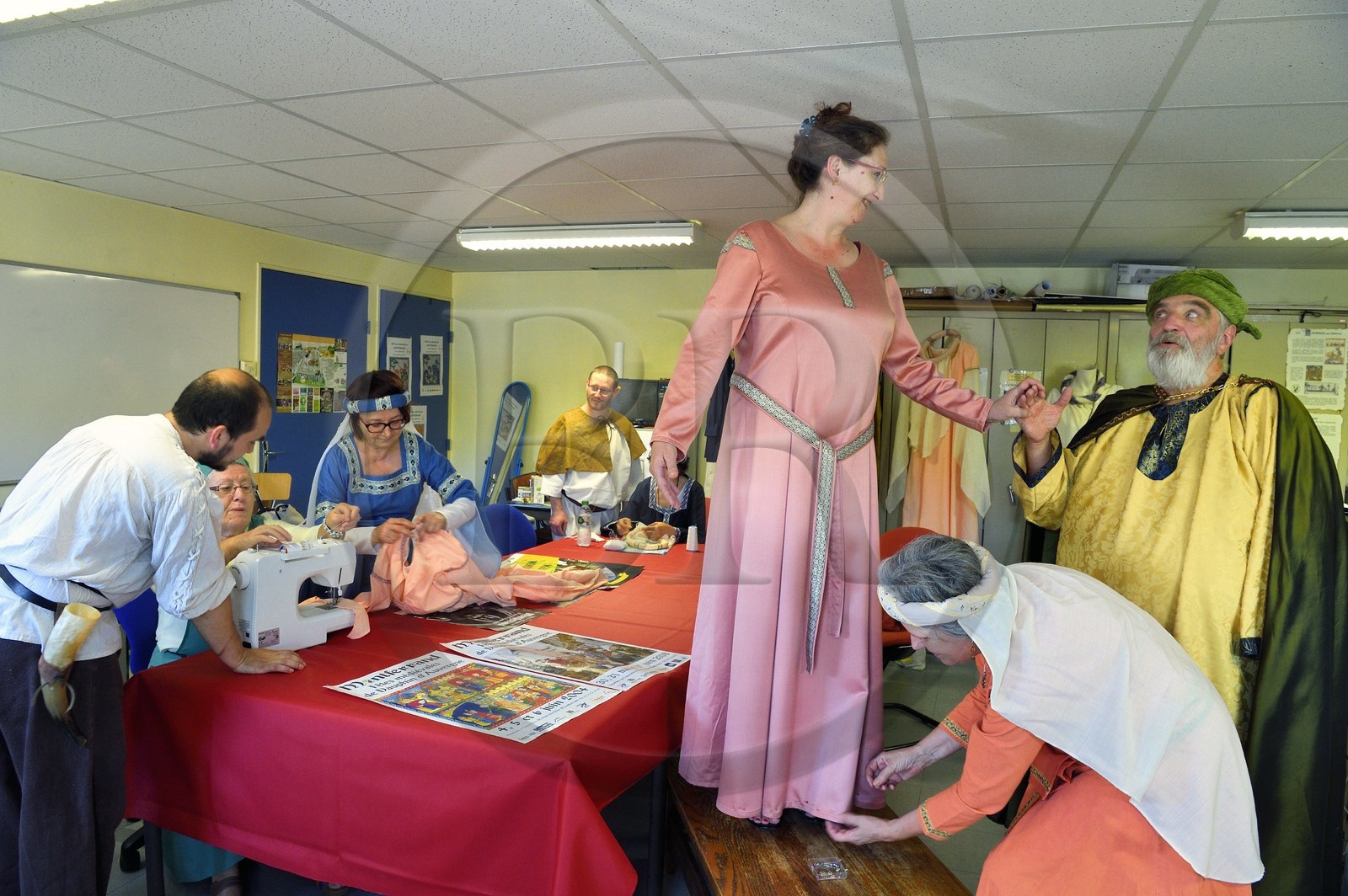 France, Puy-de-Dôme (63), Clermont-Ferrand, quartier de Montferrand, membres de l'association Il était une fois Montferrand fabriquant des costumes médiévaux