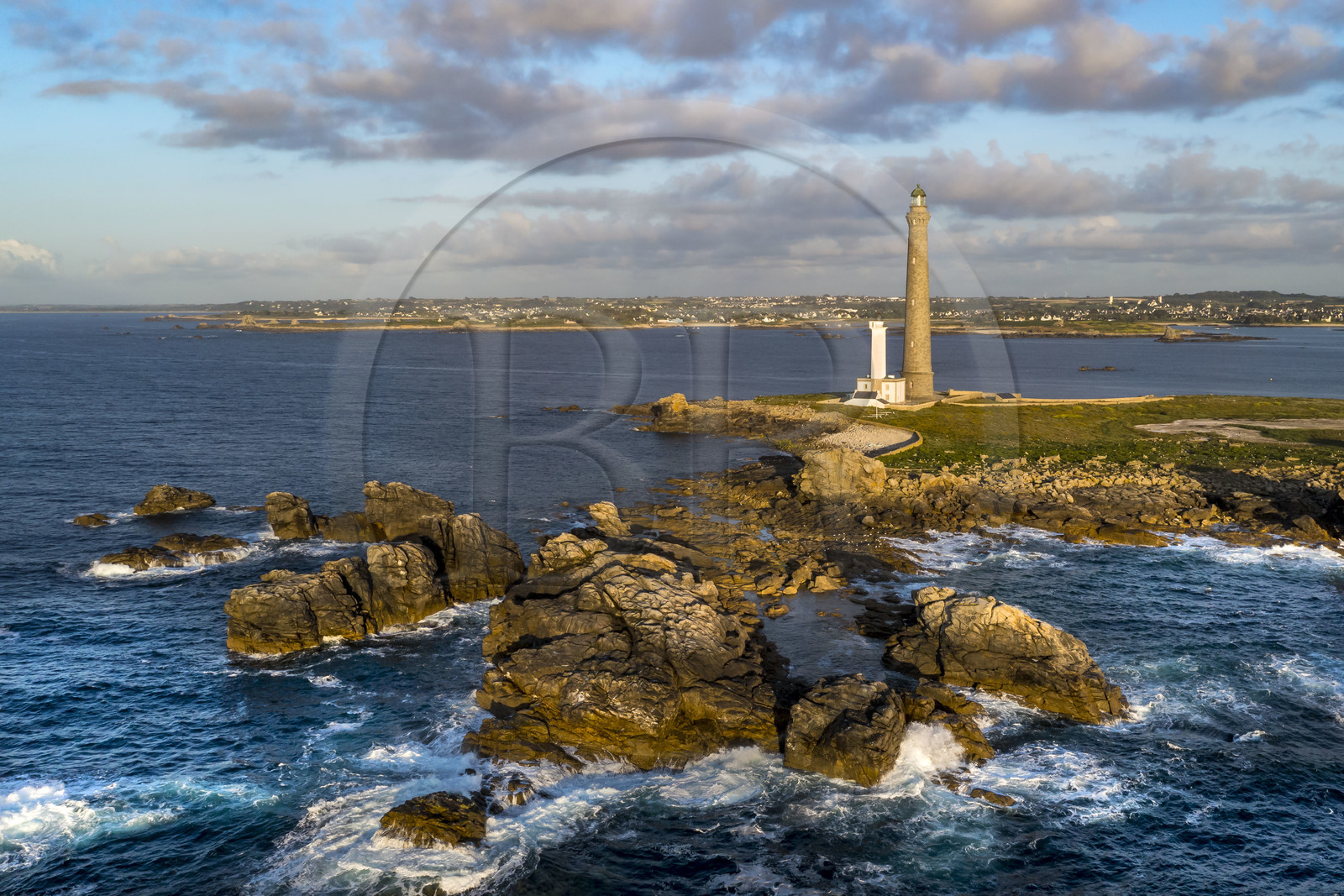 France, Finistère (29), Pays des Abers, Ile Vierge dans l'archipel de Lilia, le phare de l'Ile Vierge, le plus haut phare d'Europe avec 82,5 mètres, et l'ancien phare de 1845 (vue aérienne)