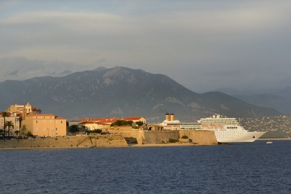 France, Corse-du-Sud (2A), Ajaccio, la Citadelle et bateau de croisière quittant le port