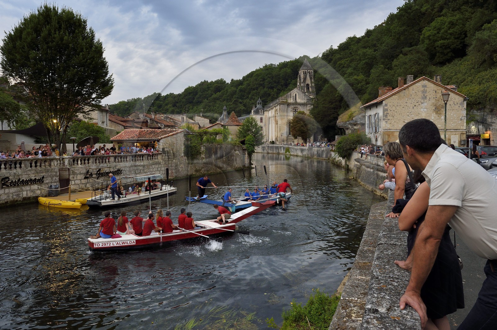 France, Dordogne (24), Brantôme, joute nautique sur la Dronne devant l'abbaye bénédictine Saint-Pierre