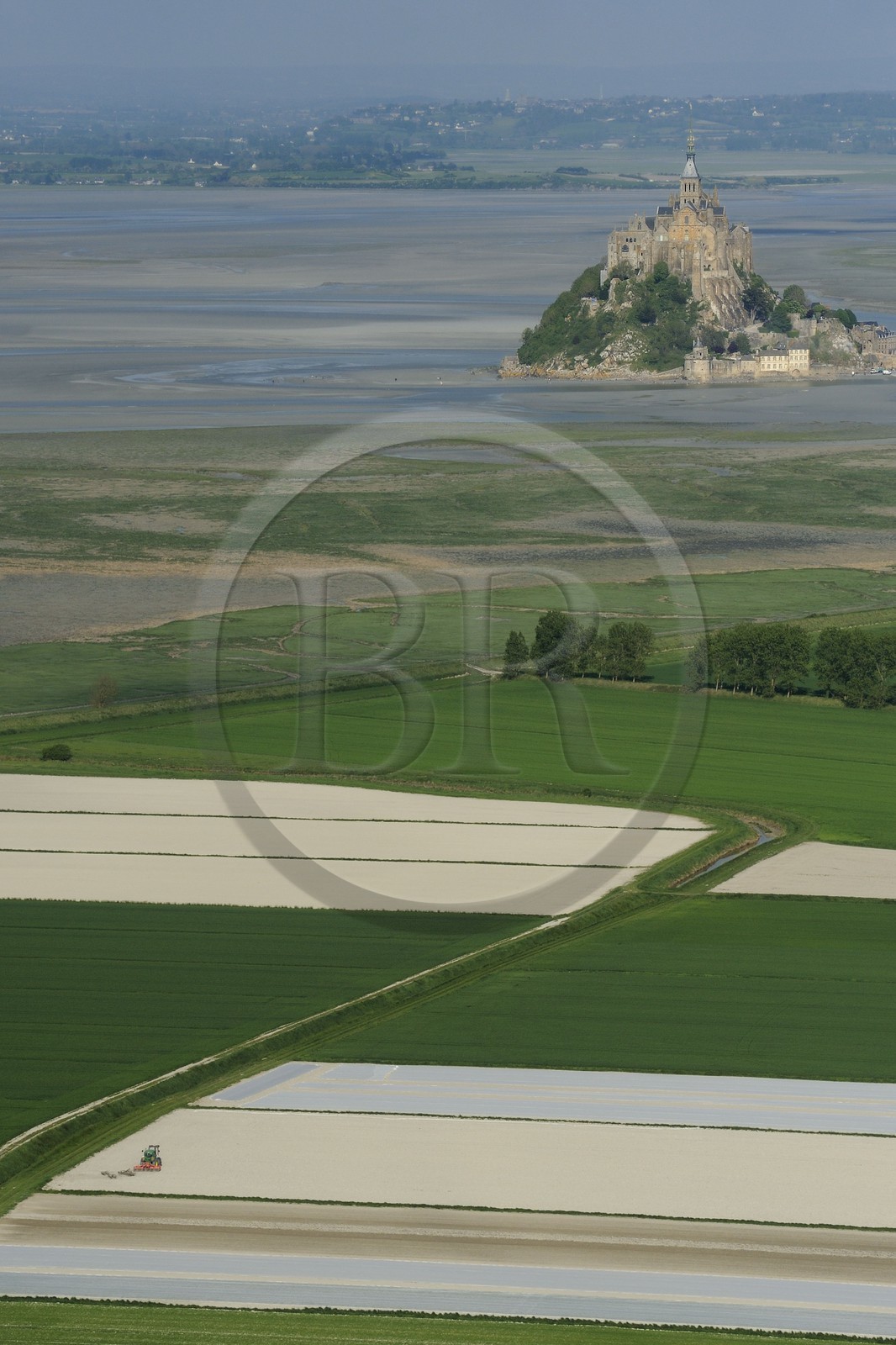 France, Ille-et-Vilaine (35), Baie du Mont Saint-Michel, les champs et les polders du Mont côté breton (vue aérienne)