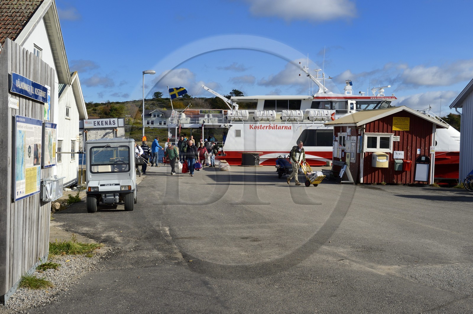 Suède, Västra Götaland, Iles Koster, Sydkoster, Ekenäs, embarquement à l'escale du ferry Suède, Västra Götaland, Iles Koster, Sydkoster, Ekenäs, embarquement à l'escale du ferry