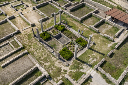France, Vaucluse (84), Vaison-la-Romaine, site archéologique de la Villasse, vestiges de la Maison au Dauphin dont on distingue l’impluvium (vue aérienne)