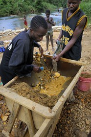 Tanzania, Morogoro district, Uluguru mountains, gold diggers on the river Ruvu