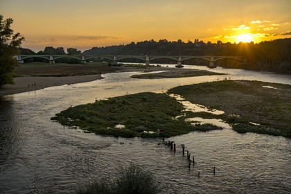 France, Nièvre (58), Nevers, la Loire et le Pont Du Chemin De Fer en arrière plan