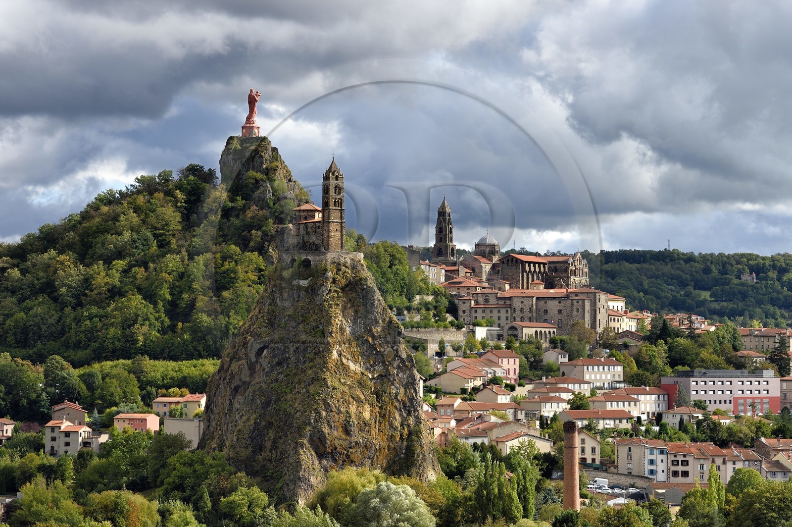 France, Haute-Loire (43), Le Puy-en-Velay, étape classée Patrimoine Mondial de l'UNESCO dans le cadre des chemins de Compostelle, vue sur la ville avec la Chapelle Saint-Michel d'Aiguilhe perchée sur un piton volcanique au premier plan, la statue Notre Dame de France (de 1860) sur le Rocher Corneille surplombant la cathédrale Notre Dame de l'Annonciation du XIIe siècle en arrière plan France, Haute-Loire (43), Le Puy-en-Velay, étape classée Patrimoine Mondial de l'UNESCO dans le cadre des chemins de Compostelle, vue sur la ville avec la Chapelle Saint-Michel d'Aiguilhe perchée sur un piton volcanique au premier plan, la statue Notre Dame de France (de 1860) sur le Rocher Corneille surplombant la cathédrale Notre Dame de l'Annonciation du XIIe siècle en arrière plan