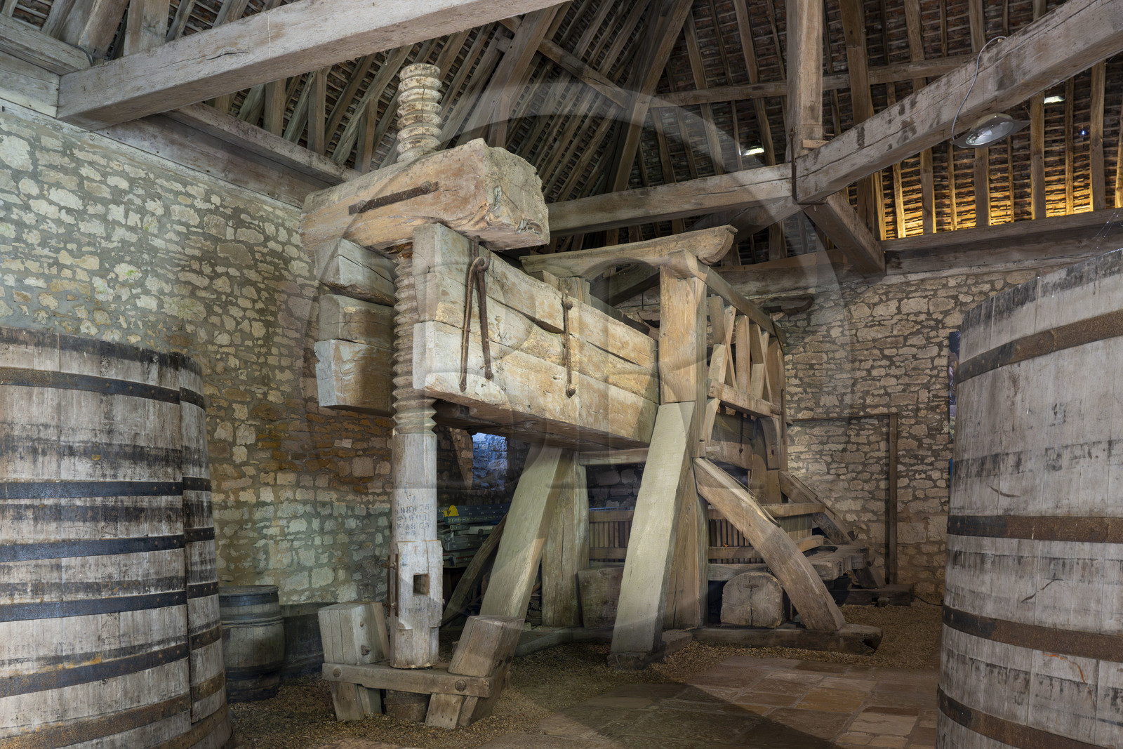 France, Côte-d'Or (21), Paysage culturel des climats de Bourgogne classés Patrimoine Mondial de l'UNESCO, Route des Grands Crus, vignoble de la Côte de Nuits, Vougeot, le Chateau du Clos de Vougeot, la cuverie du XVe siècle, pressoir à levier aux dimensions spectaculaires