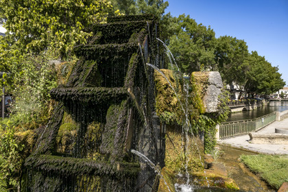 France, Vaucluse (84), L'Isle-sur-la-Sorgue, place René Char, roue à aube autrefois destinée à distribuer l'eau dans différents canaux