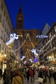 France, Bas-Rhin (67), Strasbourg, vieille ville classée Patrimoine Mondial de l'UNESCO, décorations de Noël, Rue Mercière et cathédrale Notre-Dame