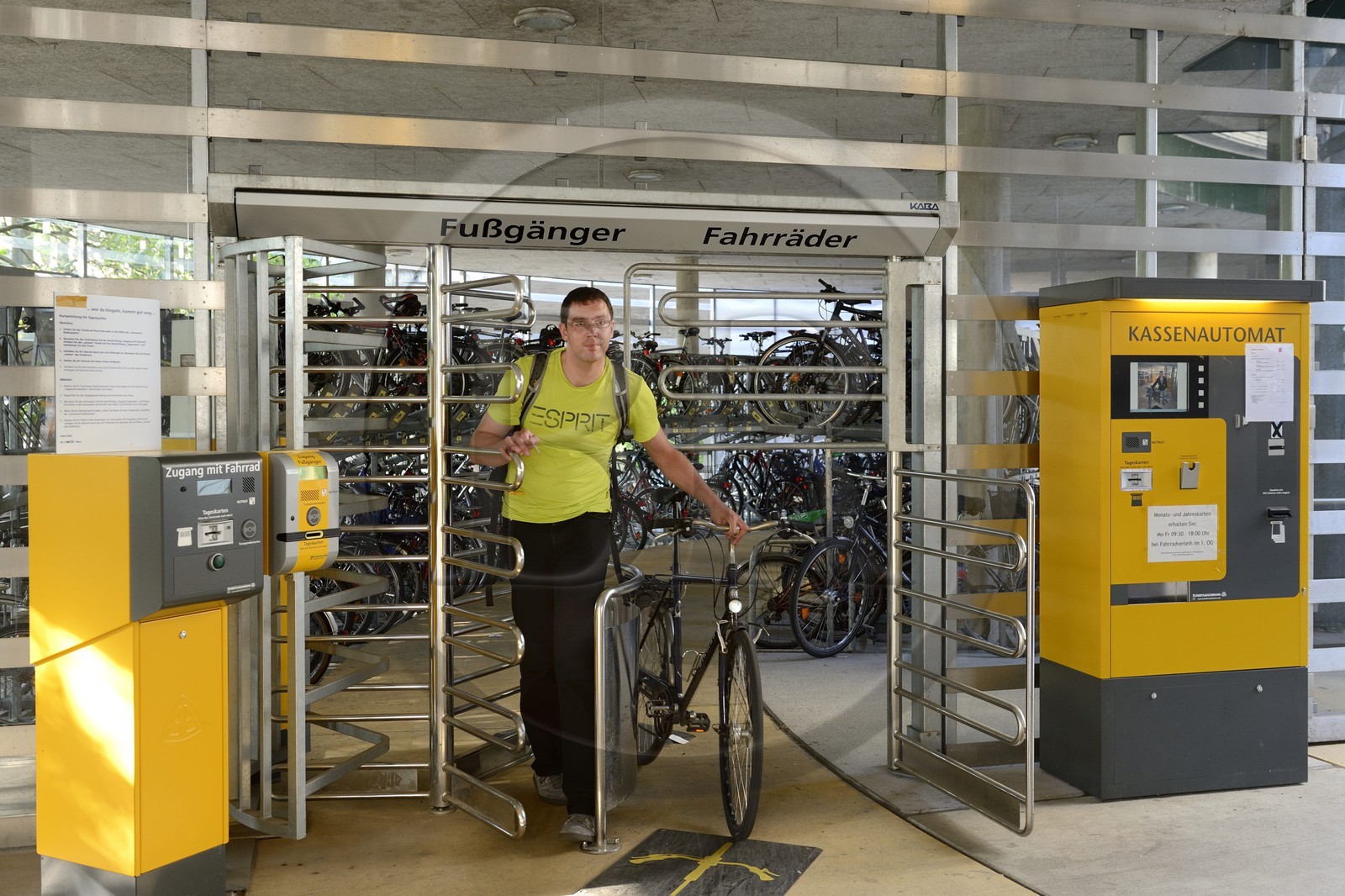 Allemagne, Bade-Wurtemberg, Fribourg en Brisgau, parking à bicyclettes à la gare centrale