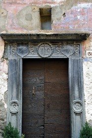 France, Alpes-Maritimes (06), vallée de la Roya (arrière-pays niçois), au pied du parc national du Mercantour, Tende, ancienne maison de René de Savoie dit le Grand Bâtard de Savoie, linteau de porte en schiste vert gravé du monogramme IHS signifiant Jésus sauveur des hommes qui éloigne les mauvais esprits de la maison