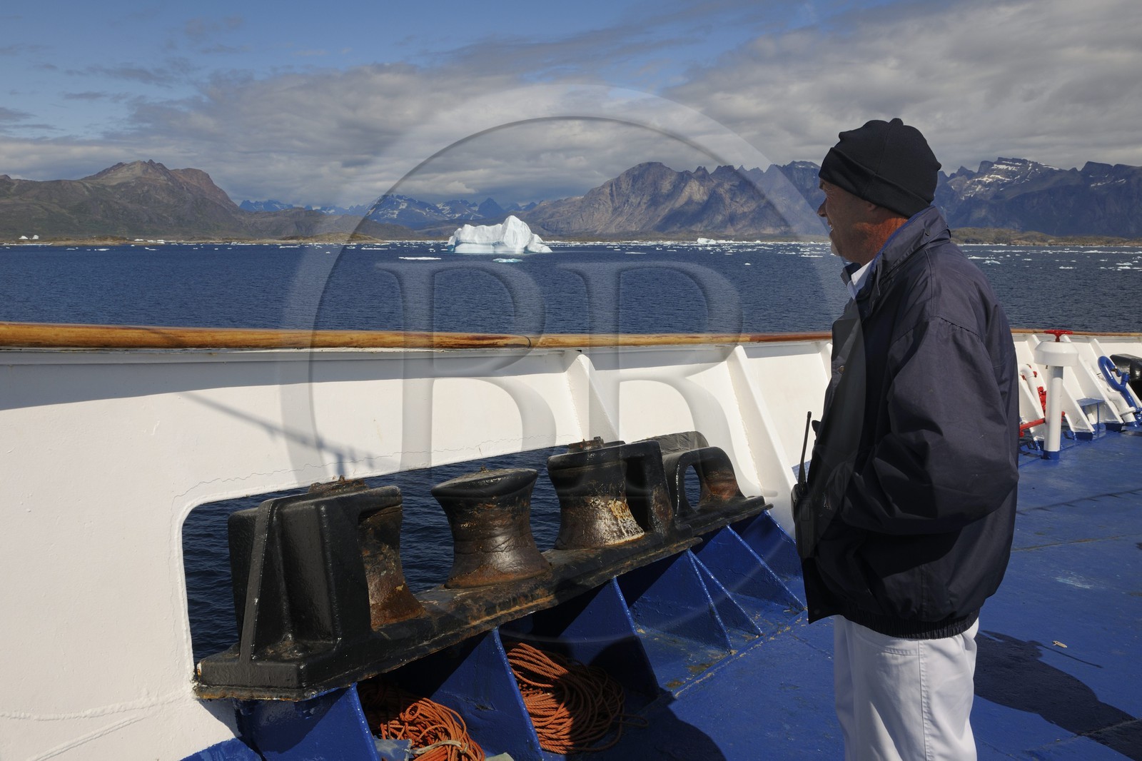 Groenland, fjord de Nanortalik, le bateau de croisière le Princess Danané progressant entre les icebergs