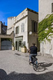 France, Bouches du Rhone, Tarascon, organic bakery in the streets of the old town