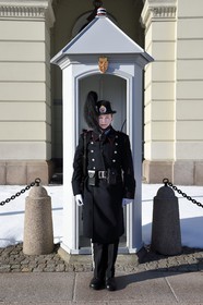 Norvège, Oslo, le Palais Royal (Kongelige Slott), membre de la Garde Royale devant sa guérite