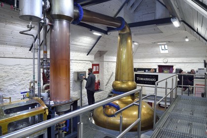 Royaume-Uni, Ecosse, région des Highlands, les Hébrides, Ile de Skye, Teangue, Distillerie de whisky Torabhaig, distillation du wash dans des alambics