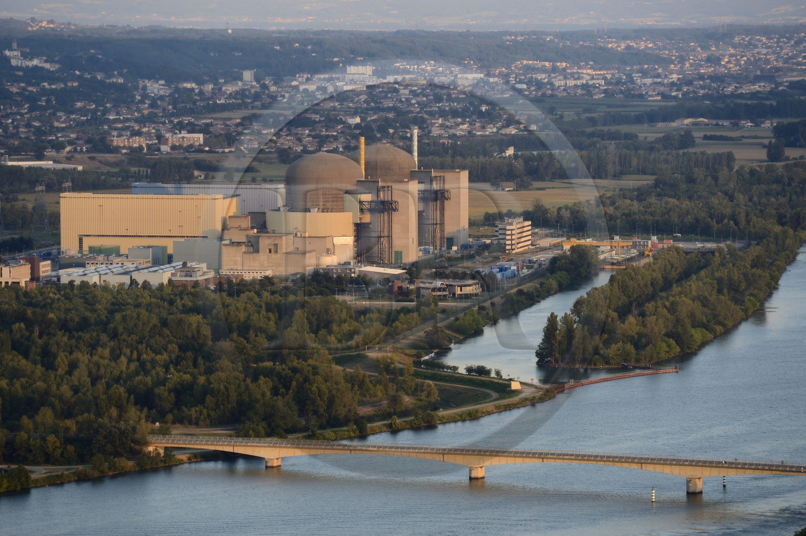 France, Isère (38), communes de Saint-Alban-du-Rhône et de Saint-Maurice-l'Exil, centrale nucléaire de Saint Alban en bordure du Rhône