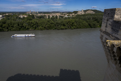 France, Bouches du Rhone, Tarascon, King René's castle dating from the 15th century on the banks of the Rhone and the Beaucaire fortress in the background on the other bank