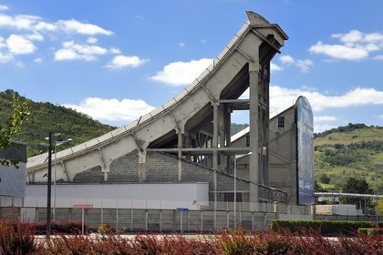 France, Puy-de-Dôme (63), Clermont-Ferrand, Pistes d'essai de l'usine Michelin de Cataroux, deux des trois toboggans longs de 450 m et dont les extrémités recourbées culminent entre 20 m et 30 m de haut