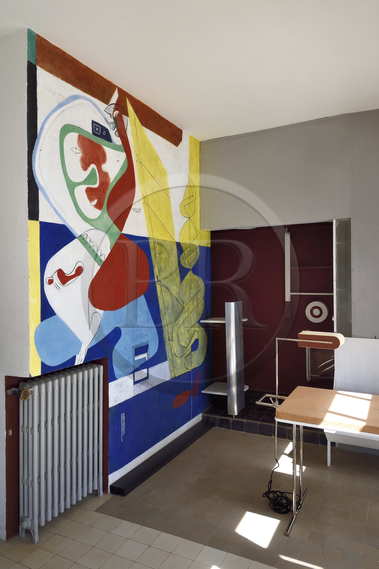 France, Alpes Maritimes (06), Roquebrune-Cap-Martin, Cap Martin, sentier du Buse, Villa E1027 conçue par l'architecte et designer Eileen Gray pour l'architecte Jean Badovici, peinture murale de Le Corbusier (Demande d'autorisation nécessaire avant publication) France, Alpes Maritimes (06), Roquebrune-Cap-Martin, Cap Martin, sentier du Buse, Villa E1027 conçue par l'architecte et designer Eileen Gray pour l'architecte Jean Badovici, peinture murale de Le Corbusier (Demande d'autorisation nécessaire avant publication)