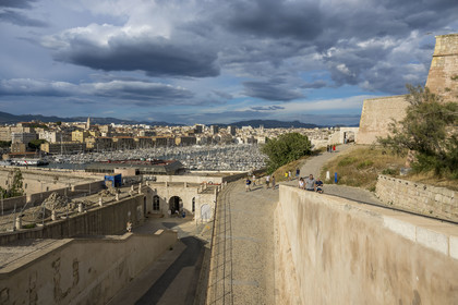 France, Bouches-du-Rhône (13), Marseille, le Vieux Port vu depuis la Citadelle de Marseille (Fort Saint-Nicolas, le haut fort appelé fort d’Entrecasteaux)