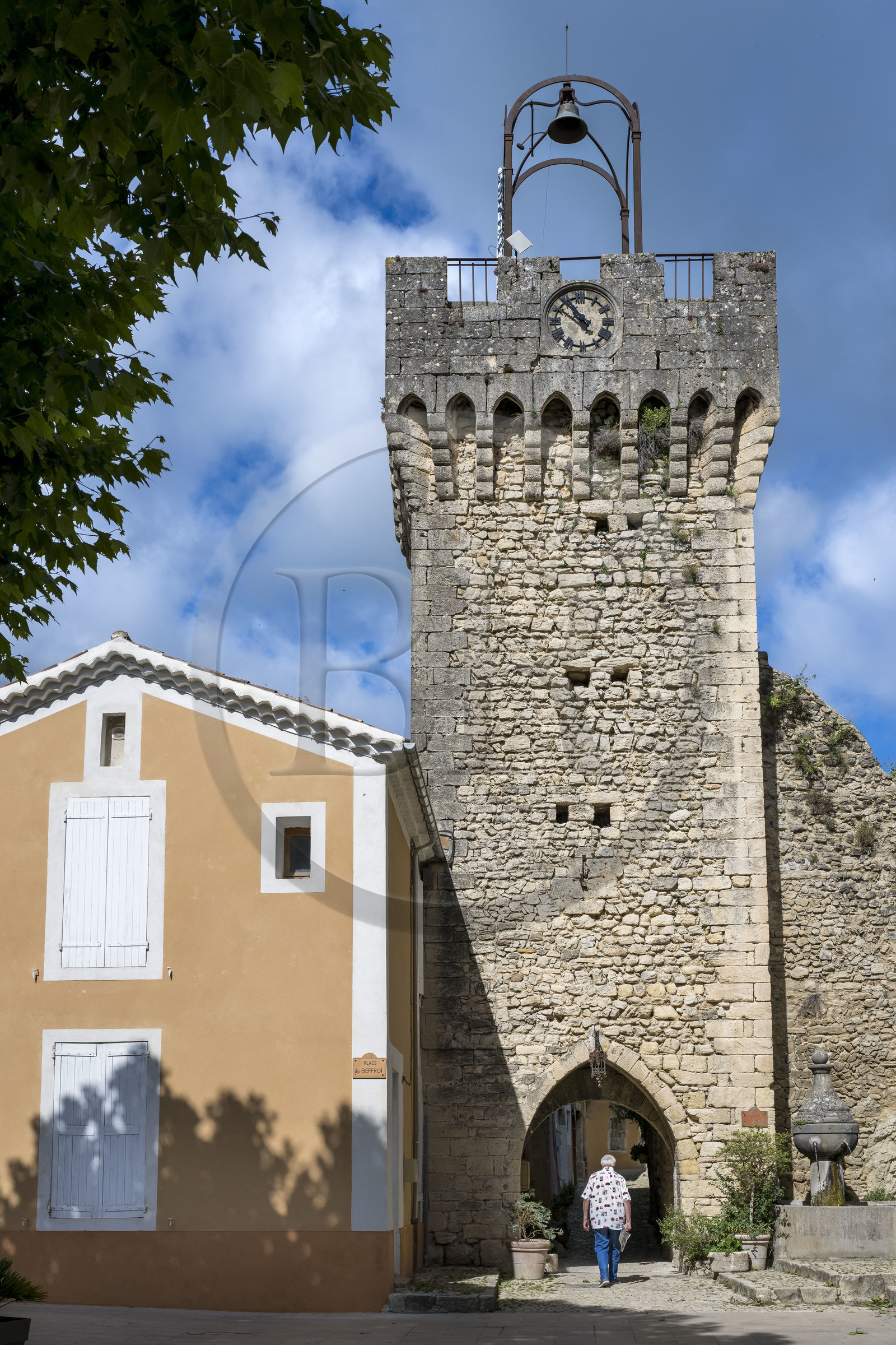 France, Drôme (26), parc naturel régional des Baronnies provençales, Montbrun-les-Bains, labellisé Les Plus Beaux Villages de France, ancienne porte des remparts à l'entrée du village médiéval, le Beffroi ou tour de l'horloge