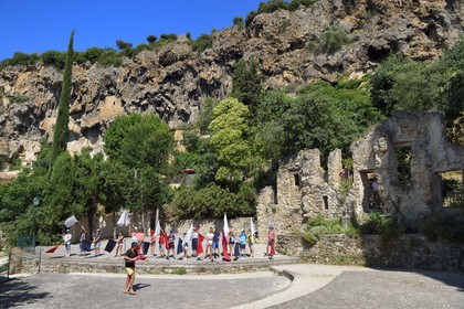 France, Var (83), Provence Verte, Cotignac, falaise de tuf de 80 mètres de haut et 400 mètres de large, enfants du village préparant un spectacle dans le théatre en plein air
