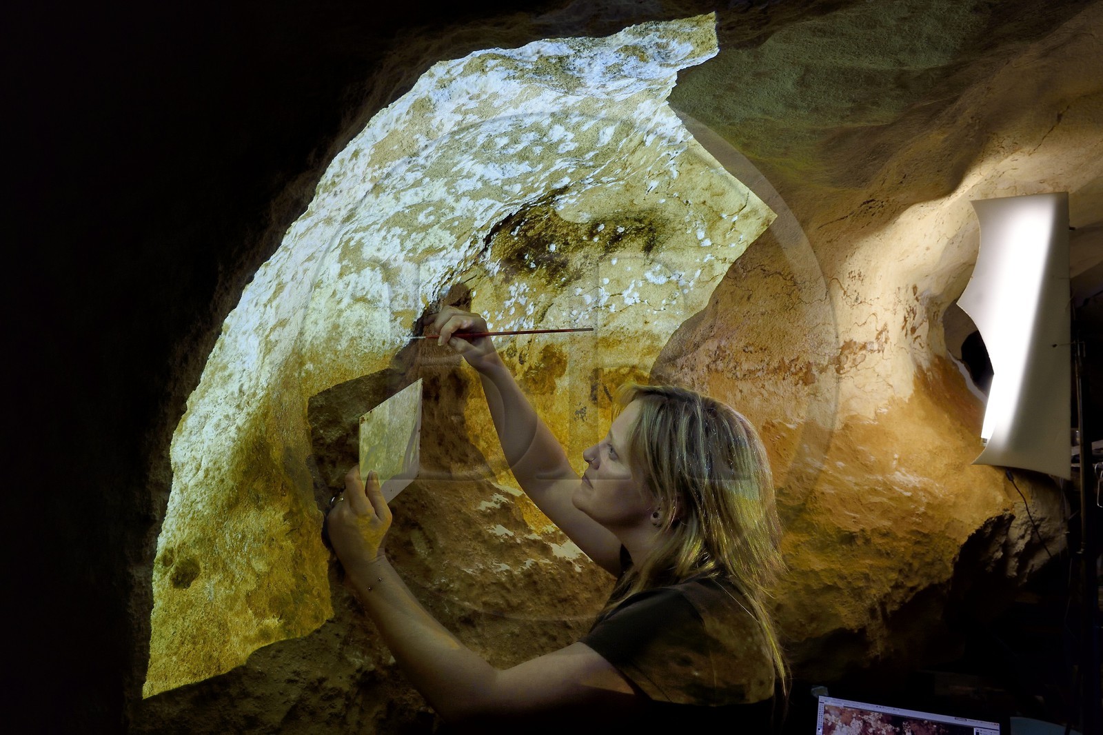 France, Dordogne (24), Montignac, l’Atelier des Fac-Similés du Périgord (AFSP) spécialisé dans la reproduction minérale de parois ornées de la préhistoire et en charge de la reconstitution fidèle des parois de la grotte de Lascaux, reproductions des peintures par la peintre-copiste Beth, mention obligatoire Atelier des Fac-Similés du Périgord