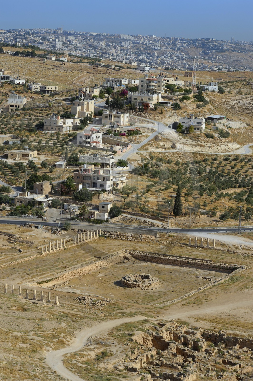 Israel, Cisjordanie, l'Hérodion, colline artificiellement exhaussée qui abrite les ruines d'un palais fortifié construit par le roi Hérode Ier le Grand (site classé Parc National), vestiges du palais de l'Hérodion inférieur et de son bassin, au loin Bethléem