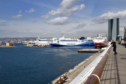 France, Bouches-du-Rhône (13), Marseille, Zone Euroméditerranée, quartier La Joliette, les Terrasses du Port et la tour CMA CGM de l'architecte Zaha Hadid en arrière plan, ferry de Cosica Linea et La Meridionale