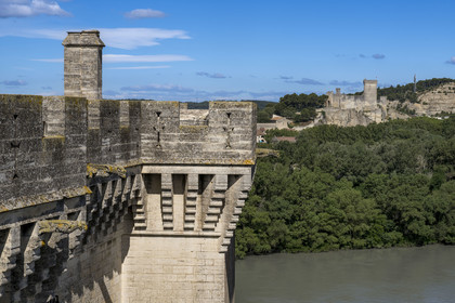France, Bouches-du-Rhône (13), Tarascon, le chateau du roi René datant du XVe siècle en bordure du Rhone et la forteresse de Beaucaire en arrière plan sur l'autre rive