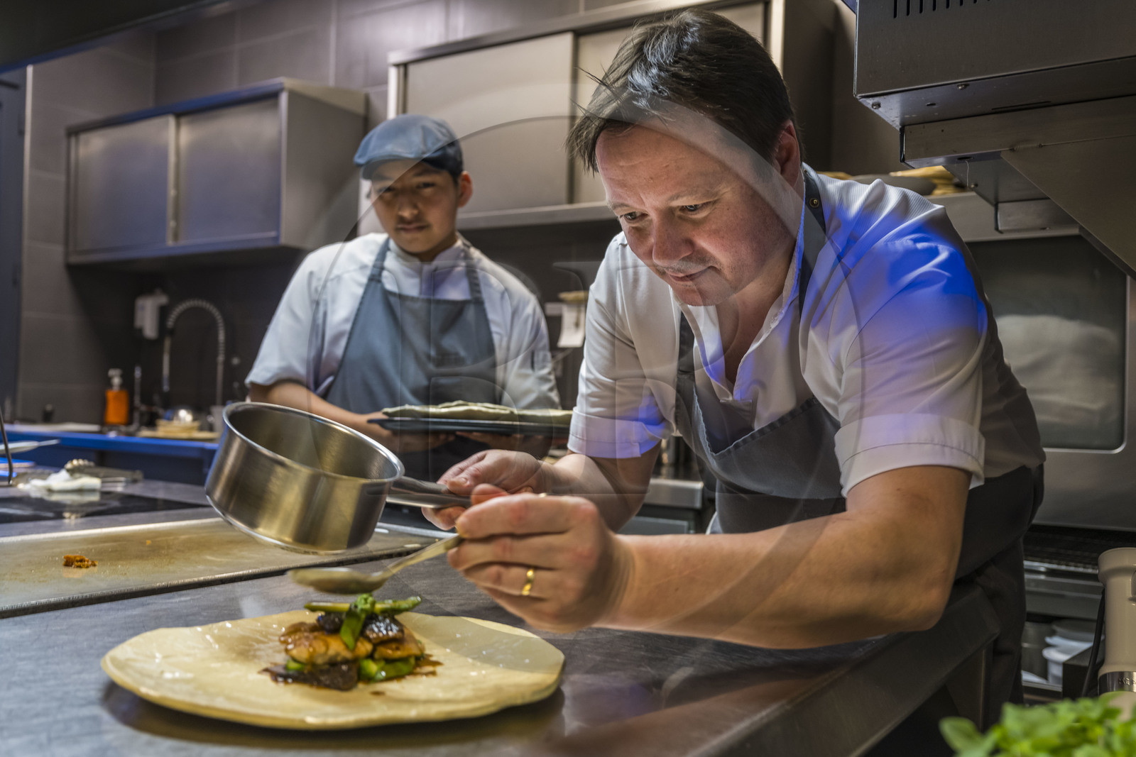 France, Vaucluse (84), Dentelles de Montmirail, Caromb, restaurant Le 6 à table, le chef Pascal Poulain dans sa cuisine