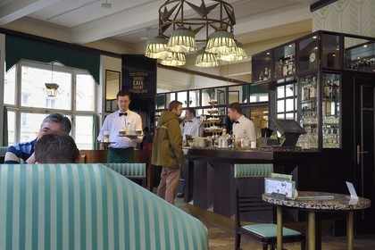 République Tchèque, Prague, centre historique classé Patrimoine Mondial de l' UNESCO, quartier de Stare Mesto, le Grand Café Orient dans la Maison à la Vierge noire batiment cubiste de l'architecte Josef Gocar place Ovocny