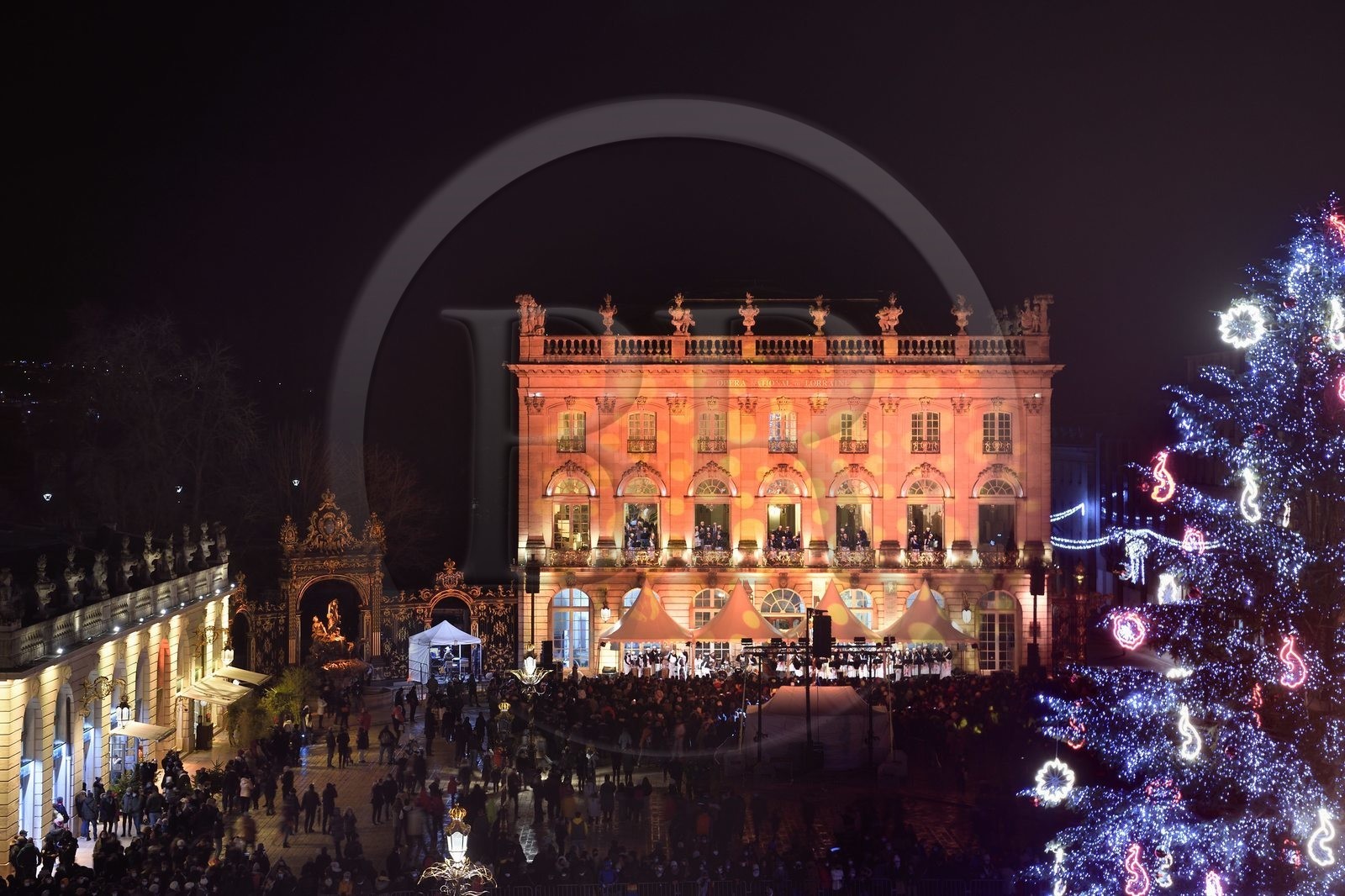 France, Meurthe-et-Moselle (54), Nancy, place Stanislas (ancienne Place Royale) lors de la fête de la Saint-Nicolas, classée Patrimoine Mondial de l'UNESCO, la Fanfare des Enfants du Boucher joue depuis l'Opera National de Lorraine