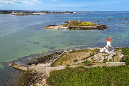 France, Finistère (29), Pays des Abers, estuaire de l'Aber Wrac'h, phare de l'Ile Wrac'h et les petites Iles Vrac'h en arrière plan (vue aérienne)