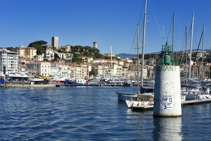 France, Alpes-Maritimes (06), Cannes, la vieille ville dans le quartier Le Suquet qui domine le vieux-port, à son sommet la Tour du Suquet et le clocher de l'église Notre-Dame-de-l'Espérance