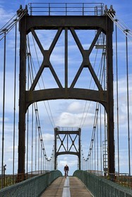 France, Charente-Maritime (17), Saintonge, Tonnay-Charente, cyclistes faisant la véloroute La Flow Vélo traversant le pont suspendu construit en 1842