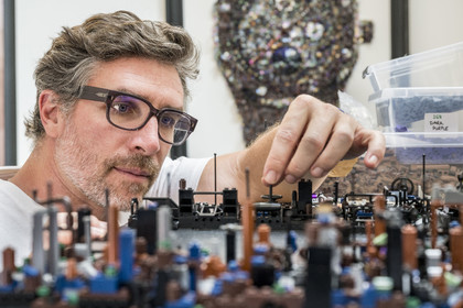 France, Côte-d'Or (21), Dijon, l'artiste Aymeric Gillet alias M'Brick dans son atelier rempli de caisses de Légo multicolores utilisés pour créer des tableaux géants pixellisés inspirés par la pop culture