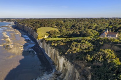 France, Seine-Maritime (76), Côte d'Albatre, Pays de Caux, l'église Saint-Valery de Varengeville-sur-Mer et son cimetière marin surplombant les falaises de la Côte d'Albatre (vue aérienne)