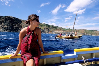 France, Pyrénées-Orientales (66), Banyuls-sur-Mer, promenade en barque traditionnelle catalane sur le côte Vermeille