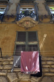 France, Alpes-Maritimes (06), Nice, quartier du Vieux Nice, immeuble faisant face au Palais Lascaris dans la rue Droite et dont la facade a été refaite par les Lascaris pour avoir une belle vue