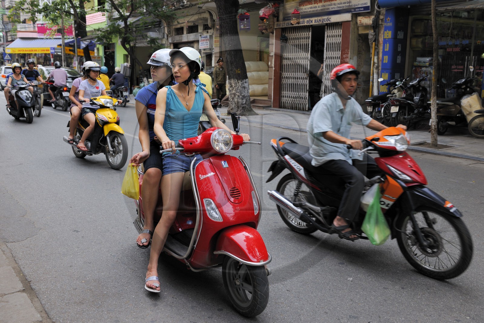 Vietnam, Hanoï, circulation en moto dans la vieille ville