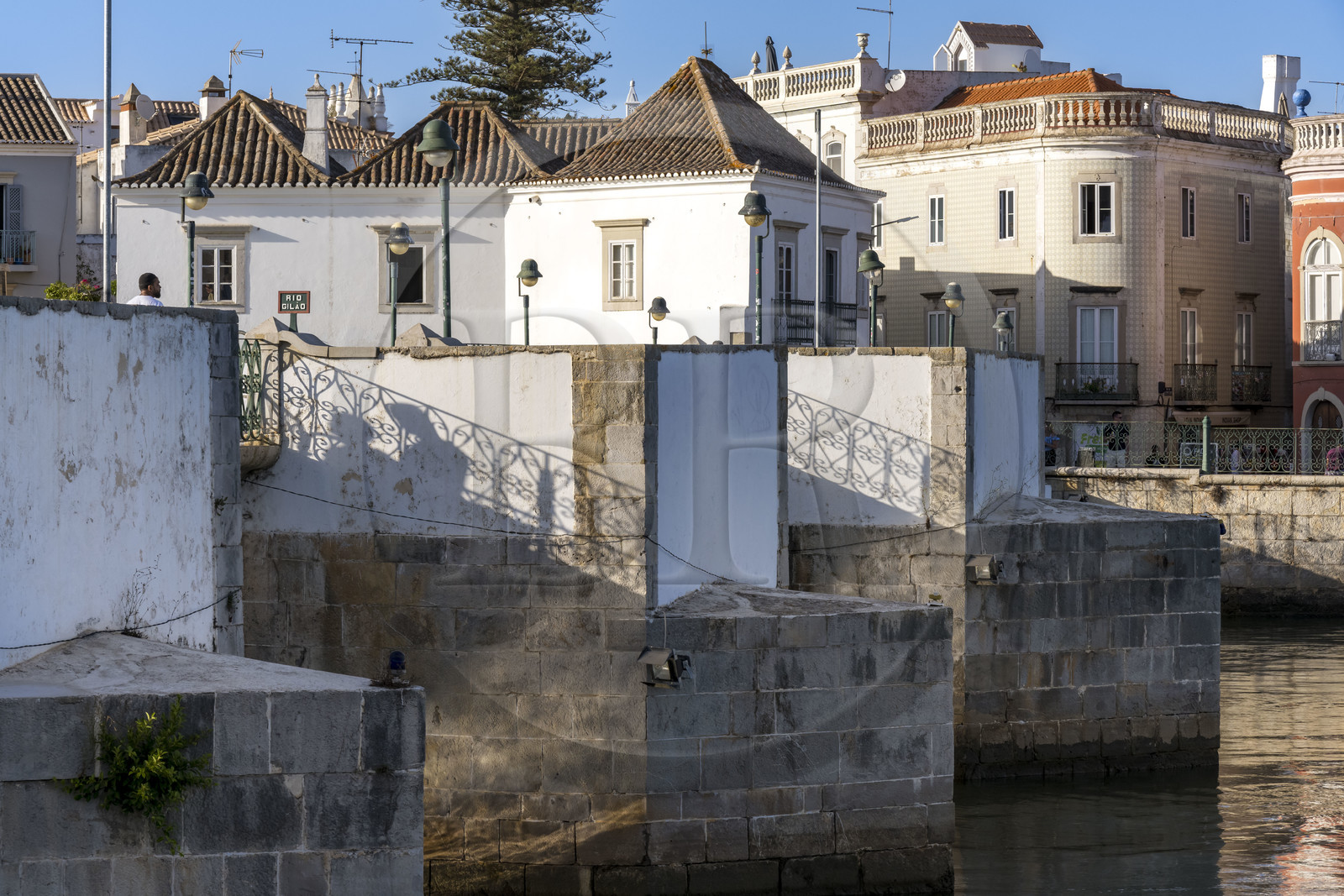 Portugal, Algarve, Tavira en bordure du parc naturel de la Ria Formosa, le pont romain à 7 arches du XIIe siècle sur le Rio Gilao