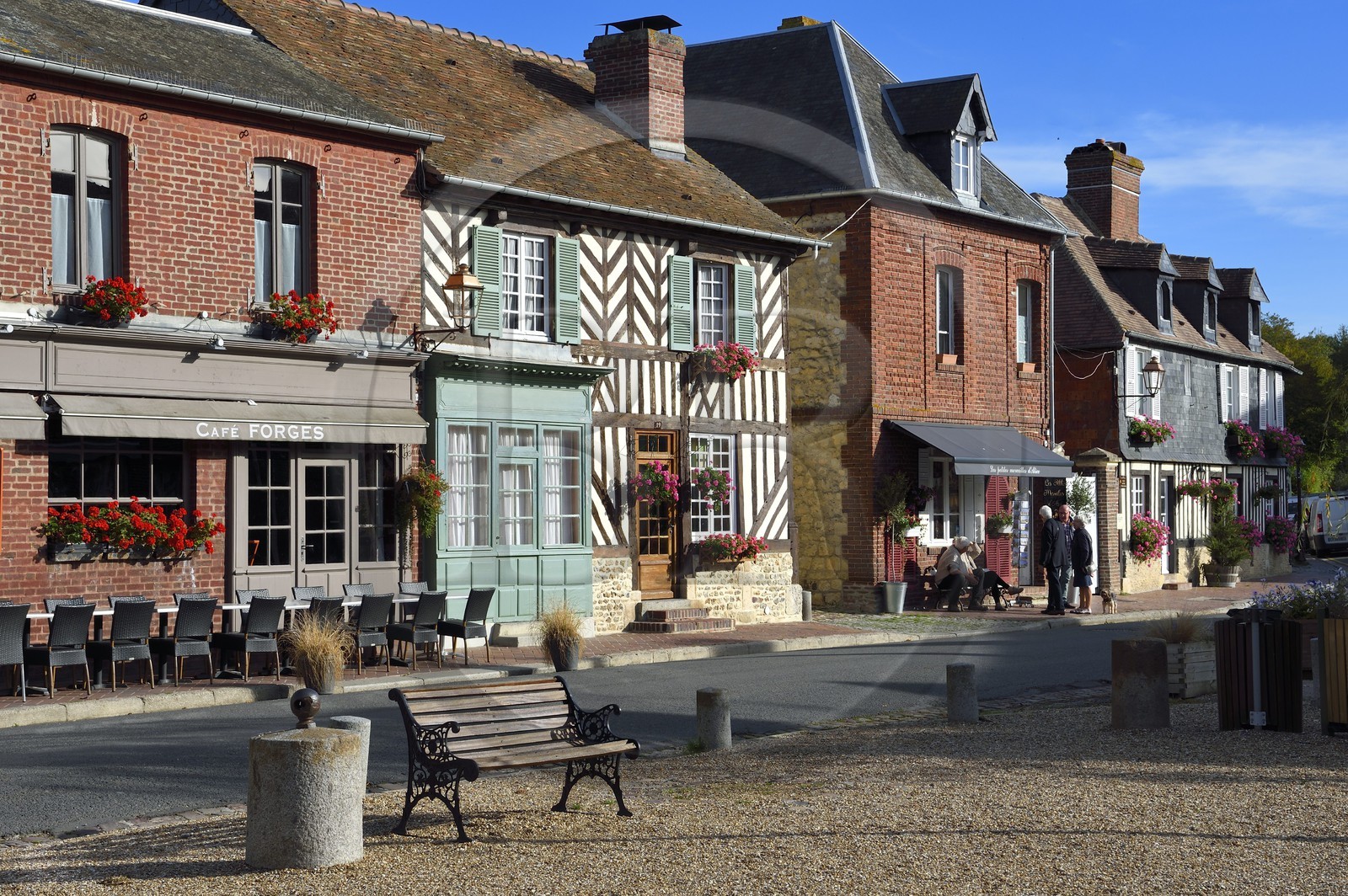 France, Calvados (14), Pays d' Auge, Beuvron-en-Auge, labellisé Les Plus Beaux Villages de France, maisons à pans de bois dans la rue principale