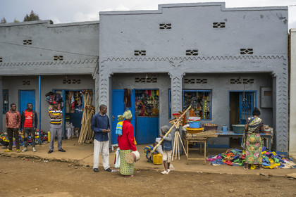 Rwanda, Province de l’Ouest, Gisakura, commerces et étals dans les rues du village